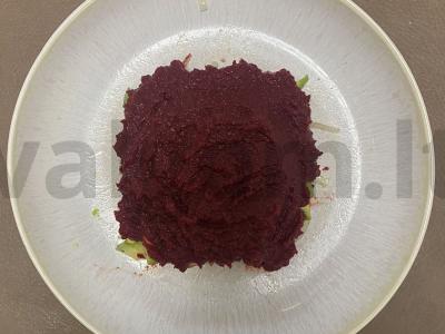 Aštrus silkės, avokado ir burokėlių salotas „Raudonas kvadratas“ pagrindine nuotrauka