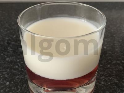 Dviejų sluoksnių želė su vyšnių sultimis ir pienu pagrindine nuotrauka