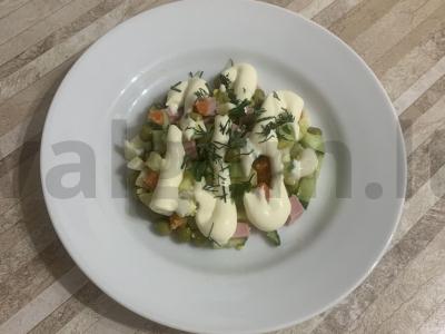 Žieminis salotas su šviežiu agurku pagrindine nuotrauka