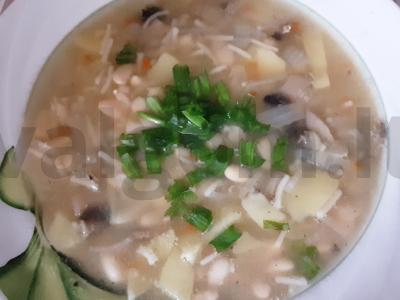 Vegetariškas pupelių sriuba su grybais pagrindine nuotrauka