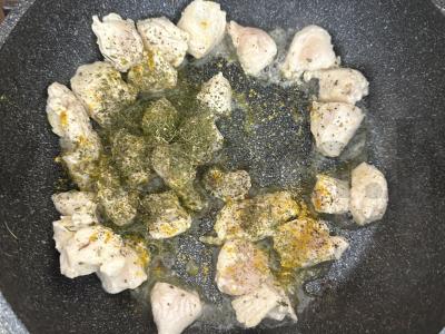 Vištiena keptuvėje su prieskoniais Žingsnis 4