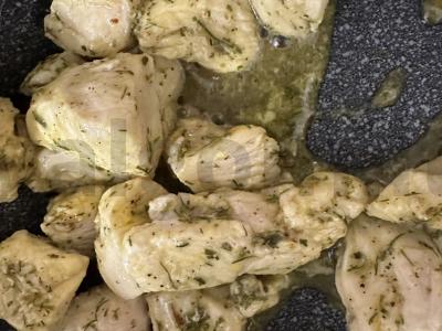 Vištiena keptuvėje su prieskoniais pagrindine nuotrauka