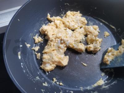 Scramble su grūdiniu varškės Žingsnis 5