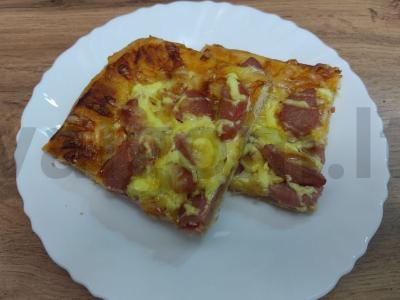 Namų pica su dešrelėmis pagrindine nuotrauka