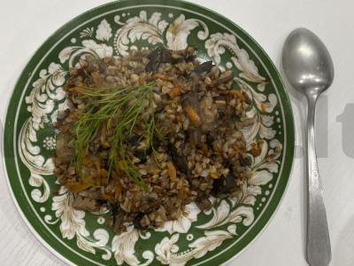 Grikių košė su miško grybais ir kiauliena orkaitėje pagrindine nuotrauka