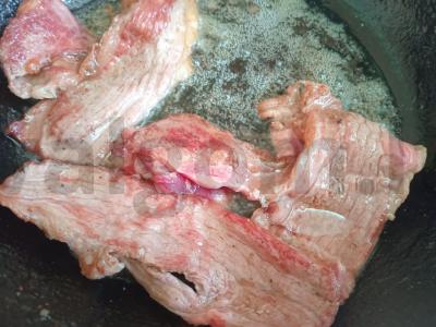 Kiaušiniai su jautienos bekonu Žingsnis 2