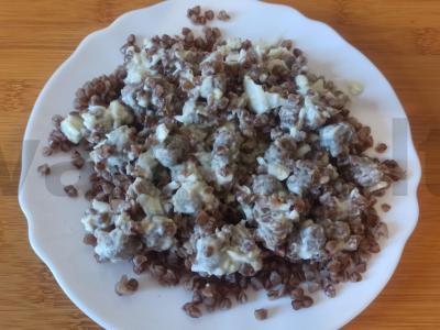 Grikių košė su sėlenomis ir kefyru pagrindine nuotrauka