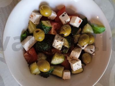 Graikiškas salotas su rukola pagrindine nuotrauka