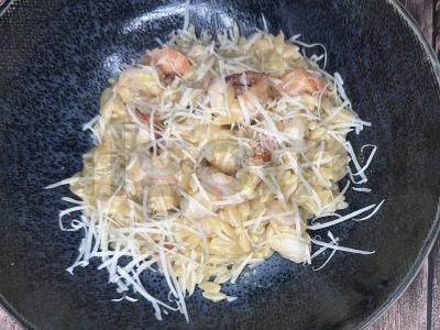 Risotto su krevetėmis ir grietinėlės sūriu „Tom Yum“ padaže pagrindine nuotrauka