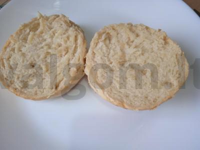 Kiaulienos kotletų, čederio sūrio, marinuotų agurkų, Pekino kopūstų ir sūrio padažo burgeris Žingsnis 1