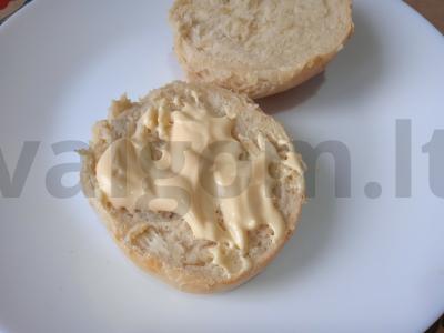 Kiaulienos kotletų, čederio sūrio, marinuotų agurkų, Pekino kopūstų ir sūrio padažo burgeris Žingsnis 2