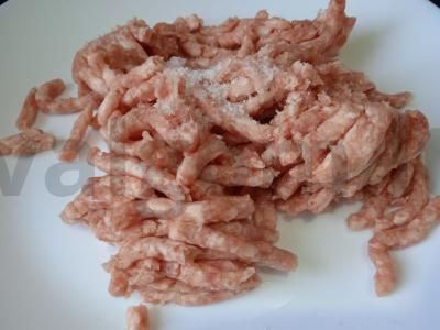 Kiaulienos kotletų, čederio sūrio, marinuotų agurkų, Pekino kopūstų ir sūrio padažo burgeris Žingsnis 3