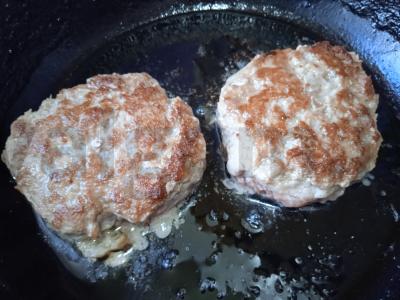 Kiaulienos kotletų, čederio sūrio, marinuotų agurkų, Pekino kopūstų ir sūrio padažo burgeris Žingsnis 5