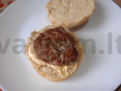 Kiaulienos kotletų, čederio sūrio, marinuotų agurkų, Pekino kopūstų ir sūrio padažo burgeris Žingsnis 6