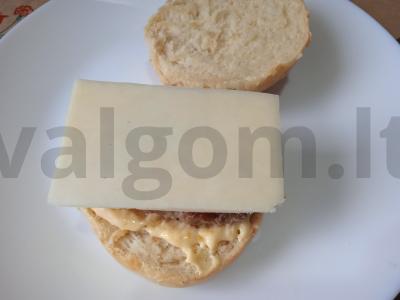 Kiaulienos kotletų, čederio sūrio, marinuotų agurkų, Pekino kopūstų ir sūrio padažo burgeris Žingsnis 7