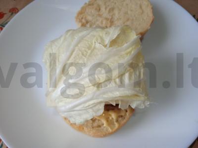 Kiaulienos kotletų, čederio sūrio, marinuotų agurkų, Pekino kopūstų ir sūrio padažo burgeris Žingsnis 8