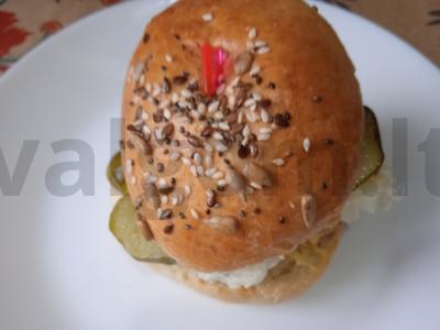 Kiaulienos kotletų, čederio sūrio, marinuotų agurkų, Pekino kopūstų ir sūrio padažo burgeris Žingsnis 10