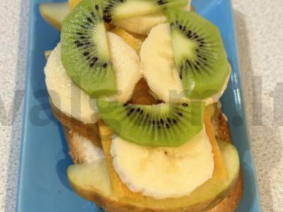 Originali brusketė su vaisiais pagrindine nuotrauka