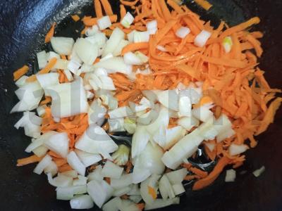 Bulguro plovas su vištienos krūtinėle Žingsnis 1