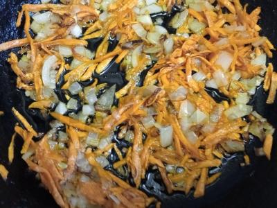 Bulguro plovas su vištienos krūtinėle Žingsnis 2