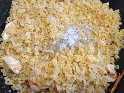 Bulguro plovas su vištienos krūtinėle Žingsnis 6