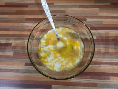 Omleto ritinys su dešrainiu sūriu ir česnaku Žingsnis 1