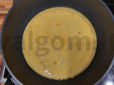 Omleto ritinys su dešrainiu sūriu ir česnaku Žingsnis 3