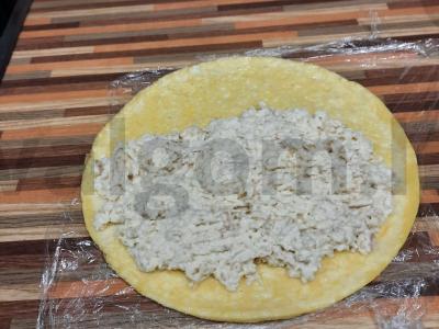 Omleto ritinys su dešrainiu sūriu ir česnaku Žingsnis 4