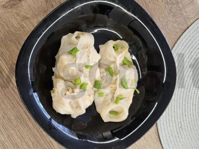 Mantai su mėsa, bulvėmis ir žolelėmis pagrindine nuotrauka