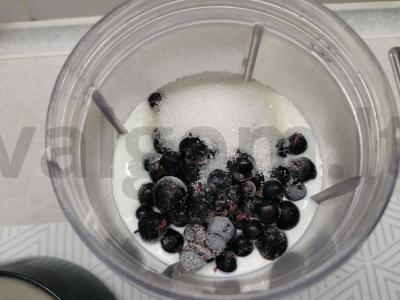 Kefyro kokteilis su laukinėmis serbentėmis Žingsnis 1