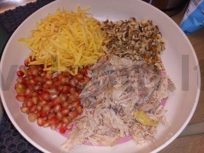 Salotas su vištienos krūtinėle, sūriu ir granatu Žingsnis 3