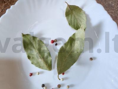 Sūdyti agurkai su krienų, vyšnių ir juodųjų serbentų lapais Žingsnis 2