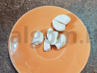 Sūdyti agurkai su krienų, vyšnių ir juodųjų serbentų lapais Žingsnis 5