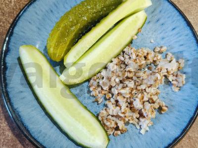 Sūdyti agurkai su krienų, vyšnių ir juodųjų serbentų lapais pagrindine nuotrauka