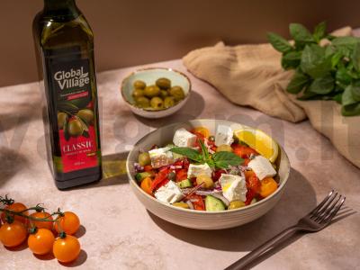 Graikiškas salotas su kaparėliais pagrindine nuotrauka