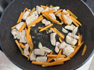 Tagliatelle makaronai su kalakutiena ir daržovėmis Žingsnis 2