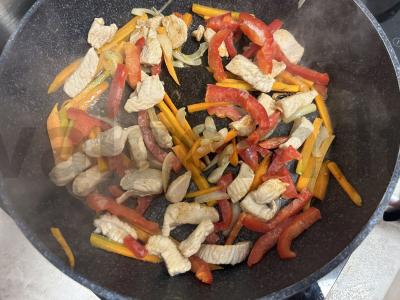 Tagliatelle makaronai su kalakutiena ir daržovėmis Žingsnis 3