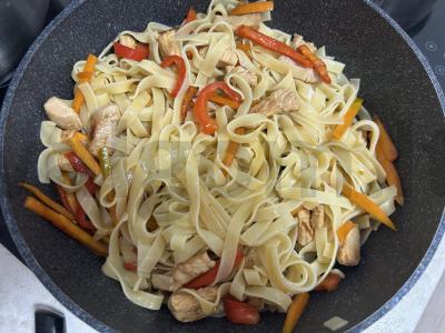 Tagliatelle makaronai su kalakutiena ir daržovėmis Žingsnis 5