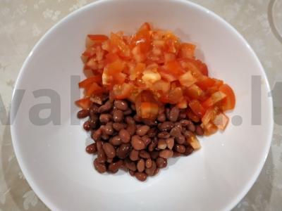 Skaniausias pupelių, pomidorų ir fetos sūrio salotas Žingsnis 2