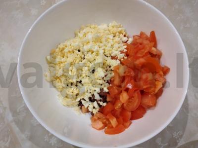 Skaniausias pupelių, pomidorų ir fetos sūrio salotas Žingsnis 3