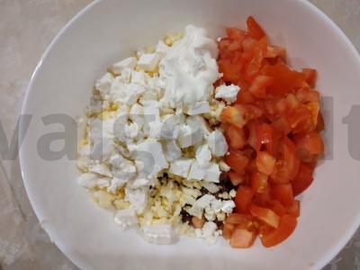 Skaniausias pupelių, pomidorų ir fetos sūrio salotas Žingsnis 4