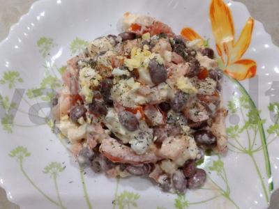 Skaniausias pupelių, pomidorų ir fetos sūrio salotas pagrindine nuotrauka