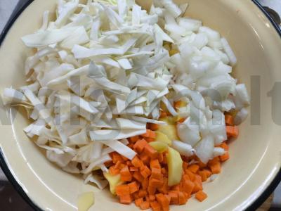 Mėsos dešrelės, keptos ant daržovių pagalvėlės Žingsnis 1