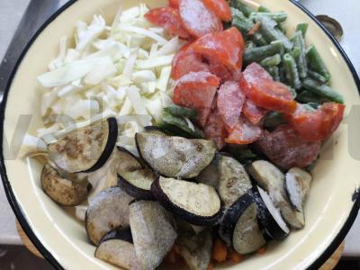 Mėsos dešrelės, keptos ant daržovių pagalvėlės Žingsnis 2