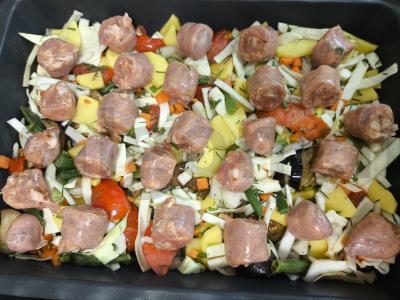 Mėsos dešrelės, keptos ant daržovių pagalvėlės Žingsnis 4