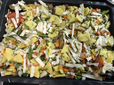 Mėsos dešrelės, keptos ant daržovių pagalvėlės Žingsnis 5