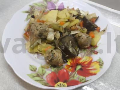 Mėsos dešrelės, keptos ant daržovių pagalvėlės pagrindine nuotrauka