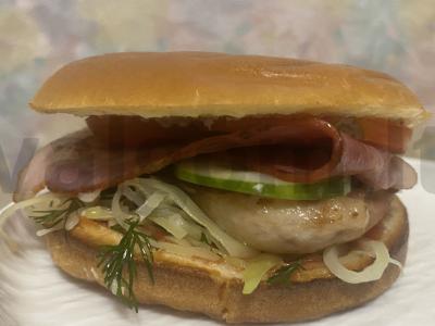 Karštas burgeris su vištienos šlaunelių filė pagrindine nuotrauka