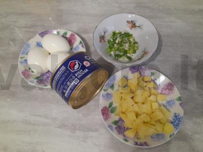 Konservuotų Atlanto skumbrijų salotos su bulvėmis Žingsnis 3