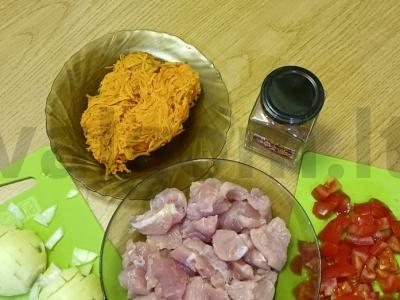 Kalakutienos, pomidorų ir morkų troškinys Žingsnis 1